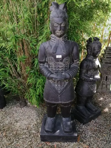 Artikelbild des Artikels “Chinesischer Krieger, stehend, 150 cm Höhe, Kunststein, handgefertigt & farbig. Eingefaerbt in der Farbe Antik-Finish “